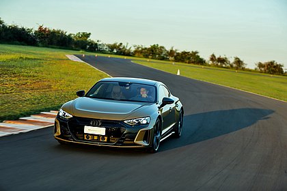 Elétrico, o Audi RS e-tron GT oferece até 646 cv de potência