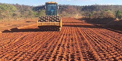 Não basta plantar: agricultores recuperam estradas no Oeste baiano