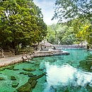 O Rio Quente Resorts tem piscinas de pedras naturais e águas termais
