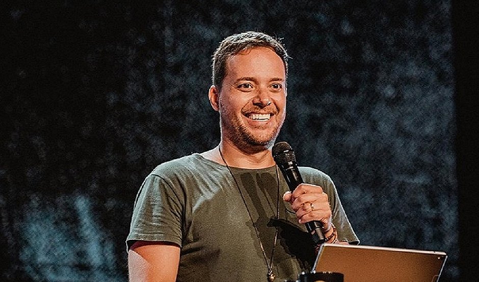 Cantor gospel André Valadão gera revolta ao dizer que 'igreja não é para gays'