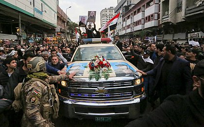 Multidão acompanha funeral de general iraniano morto em ataque dos EUA