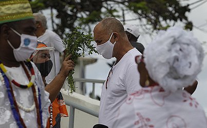 Em São Lázaro, banho de folha na primeira segunda-feira após a liberação das missas durante a pandemia. 