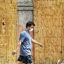 Homem transita com máscara de proteção pelo bairro de Cajazeiras