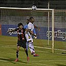 Fernando Neto disputa de cabeça com jogador do Botafogo-PB no Joia de Princesa