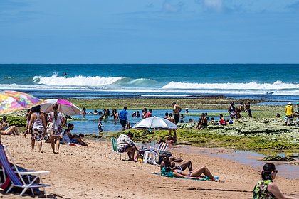 Banhistas aproveitam o sol em praia de Salvador