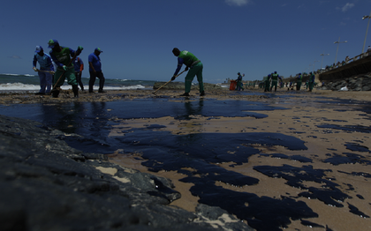 Quantidade de óleo que chega às praias depende de correntes marítimas e ventos, diz oceanógrafo
