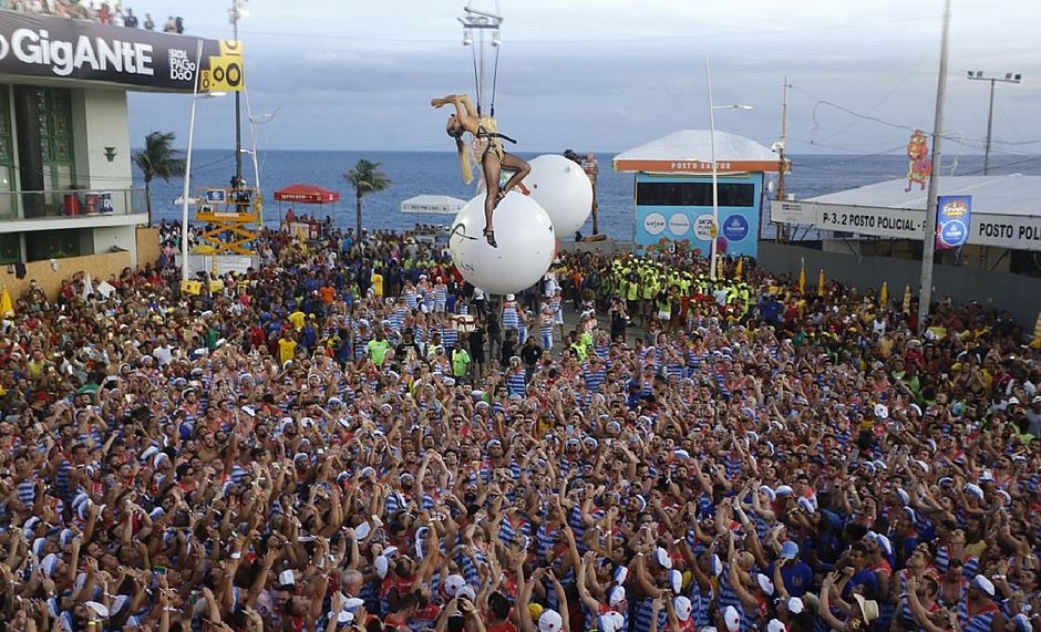 Resultado de imagem para claudia leitte no guindaste carnaval