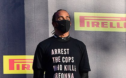Hamilton e a camisa 'Prendam os policiais que mataram Breonna Taylor', usada no GP da Toscana