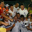 Elenco do Bahia comemora após a classificação chorada contra o Fast, na Série C 2007