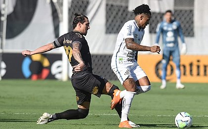 Vina, do Ceará, e Marinho, do Santos, em disputa de bola: times ficaram no 0x0