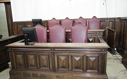 Poltronas que serão ocupadas pelos sete jurados durante o julgamento da médica