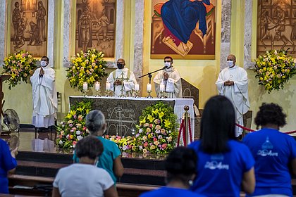 Apesar de público reduzido, missas para Nossa Senhora Aparecida emocionam fiéis no Santuário do Imbuí