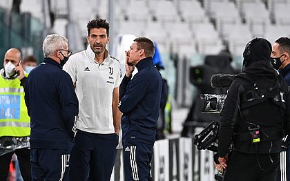 O goleiro Buffon, da Juventus, em conversa com integrantes da comissão técnica: equipe chegou a entrar em campo para duelo contra Napoli