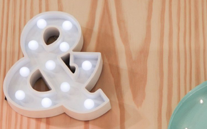 As letras luminosas em LED dão um ar moderno e pessoalidade à decoração do quarto infantil