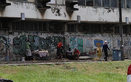 Moradores em situação de rua na região da Sete Portas, próximo à antiga Rodoviária