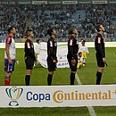 Jogadores de Bahia e Grêmio e equipe de arbitragem no jogo de ida, em Porto Alegre