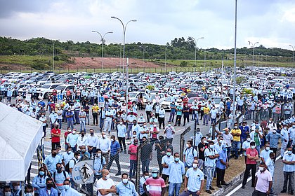 Trabalhadores da Ford fazem protesto na sede da montadora em Camaçari