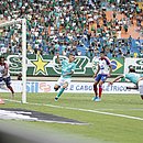 Rafael Moura faz o primeiro gol do Goiás contra o Bahia