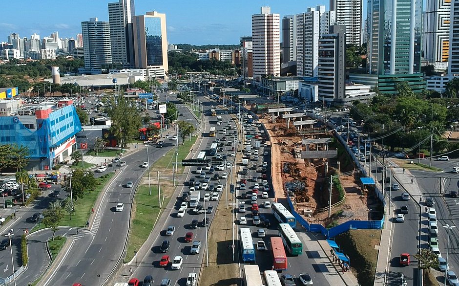 Obra do BRT avança e causa mudanças no trânsito da avenida ACM em Salvador-BA 