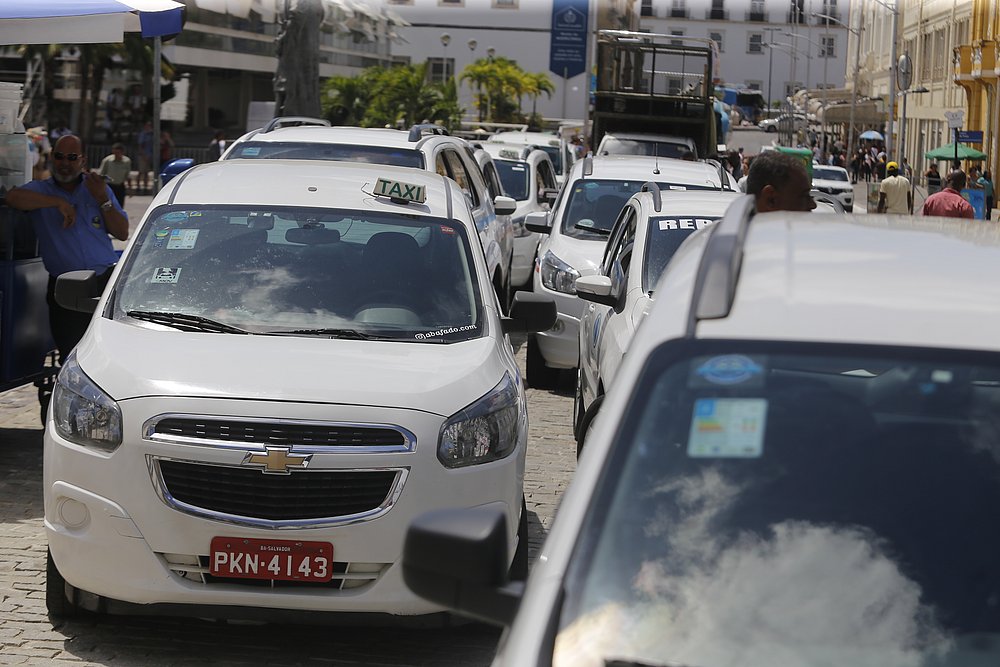Para enfrentar concorrência, grupo de taxistas aposenta taxímetro 8