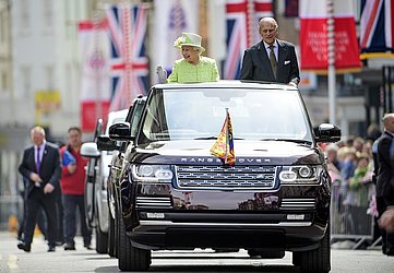 A Rainha Elizabeth II e o Príncipe Philip a bordo de um Land Rover
