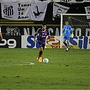 Douglas, lá no fundo, observa Juninho com a bola. Defesa do Bahia voltou a apresentar falhas contra o Santos