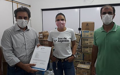 Prefeito de Luís Eduardo Magalhães, Oziel Oliveira, recebe doações da Abapa, representada pela diretora, Alessandra Zanotto