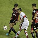 Vico e Matheus Frizzo em lance de disputa de bola com Diego Torres