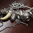 Pencas de balangandãs são exemplos de joias usadas por negras libertas no século XVIII