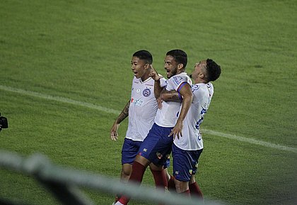 Marco Antônio, ao centro, festeja com Saldanha e Gregore após marcar o gol de empate