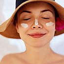 Filtro solar e acessórios, como chapéu, ajudam na proteção da pele