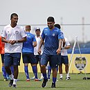 Yuri caminha ao lado do auxiliar de preparação física Vitor Gonçalves em treinamento do time de transição