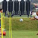 Lucas Fonseca faz treino físico com bola na Cidade Tricolor