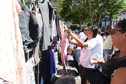 'Varal Solidário' doa roupas para pessoas em situação de rua na Piedade