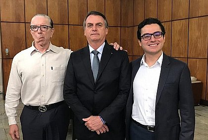 Bolsonaro ao lado dos médicos Dr. Antônio Luiz Macedo e Dr. Leandro Echenique, que farão o procedimento