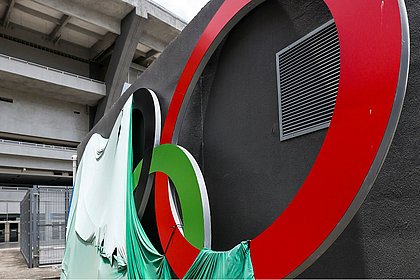 Arcos olímpicos no estacionamento do Maracanã, em 2017