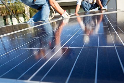Demanda por profissionais que instalam painéis solares deverá crescer no país