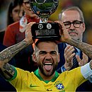 Capitão da seleção brasileira, baiano Daniel Alves é eleito o melhor jogador da Copa América