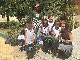 Crianças de creches de Teofilândia aprenderam sobre cuidados com meio ambiente e adotaram plantas