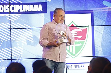 Zé Chico, presidente do Fluminense de Feira, recebe troféu de equipe mais disciplinada
