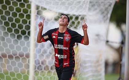 Alisson Farias fez o quarto gol do Vitória na goleada de 4x1