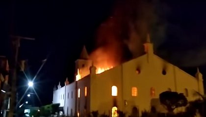 Incêndio destrói igreja de Monte Santo; imagem de Jesus Cristo fica intacta 
