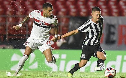 Daniel Alves e Jean Mota durante o clássico entre São Paulo e Santos, pela 3ª rodada do Paulista