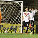 Léo Ceará, em comemoração com Frizzo: atacante fez dois gols sobre o Paraná