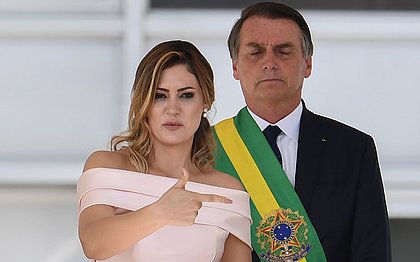 Michelle Bolsonaro quebra protocolo e discursa em libras em posse