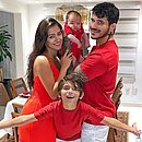 Erick com a esposa, Isabella, e os filhos, Carlos e Kalleu: família está com o novo coronavírus