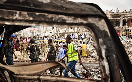 18 pessoas morreram e 30 ficaram feridas no ataque com um carro-bomba na capital da Somália, Mogadíscio, neste sábado