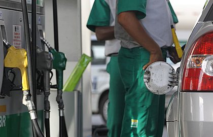 Petrobras muda cálculo de reajuste de combustíveis e mercado reage mal