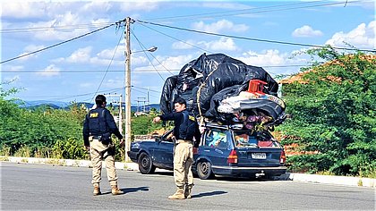 PRF flagra carro transitando com mudança no teto
