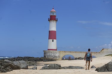 Farol de Itapuã tem 21 metros e foi revitalizado em 2017
